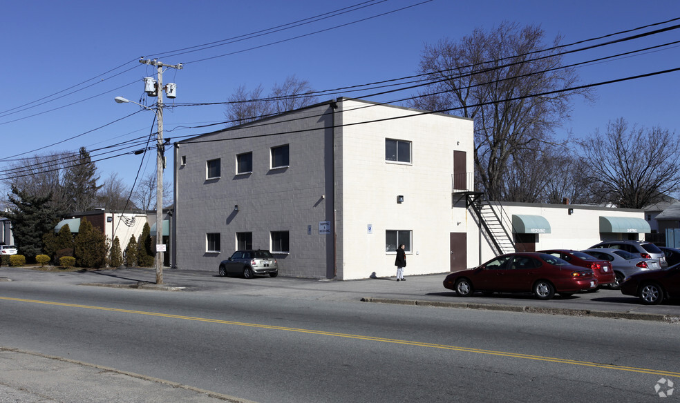 838 Dyer Ave, Cranston, RI en alquiler - Foto del edificio - Imagen 2 de 17