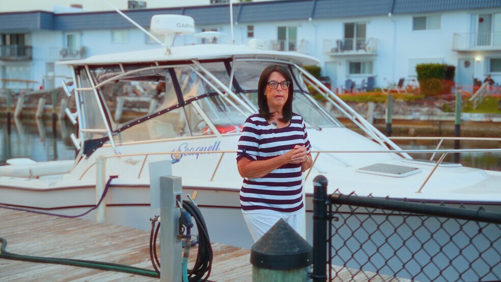 Retail & 13 Boat Marina | 631 Northlake cartera de 2 inmuebles en venta en LoopNet.es - Vídeo de anuncio comercial - Imagen 2 de 18