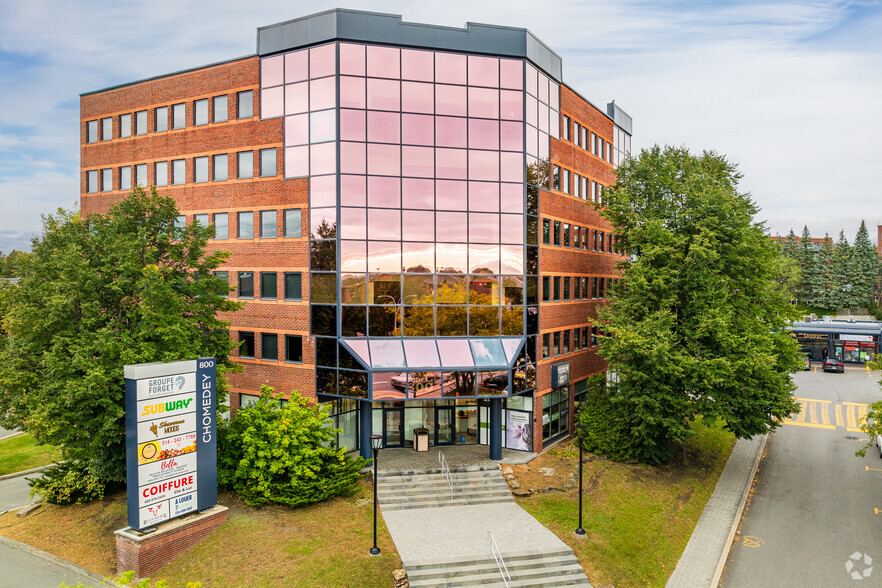 800 Boul Chomedey, Laval, QC en alquiler - Foto del edificio - Imagen 2 de 20