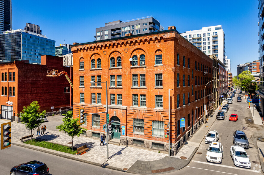 351 Boul Robert-Bourassa, Montréal, QC en alquiler - Foto del edificio - Imagen 1 de 4