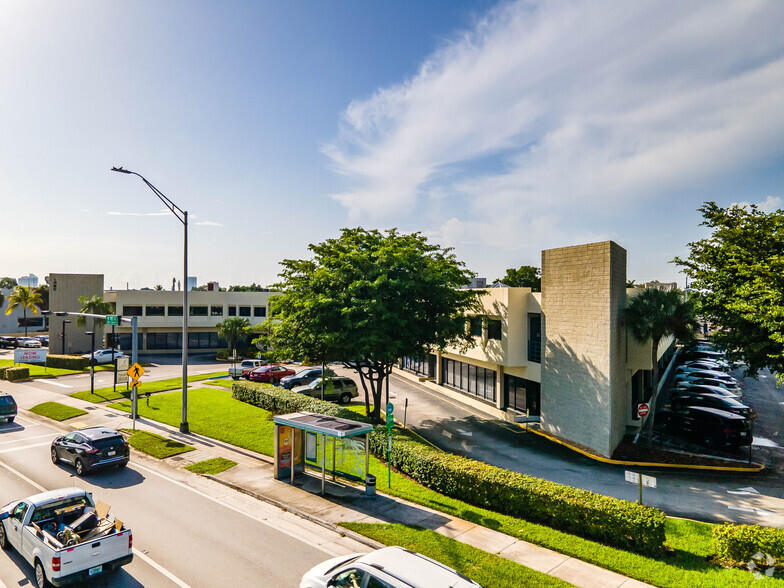 1380 NE Miami Gardens Dr, North Miami Beach, FL en alquiler - Foto del edificio - Imagen 2 de 5