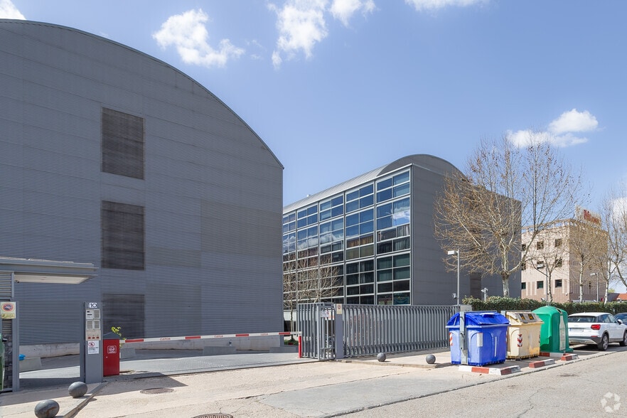 Calle Antonio Suárez, 10, Alcalá de Henares, Madrid en alquiler - Foto del edificio - Imagen 2 de 3