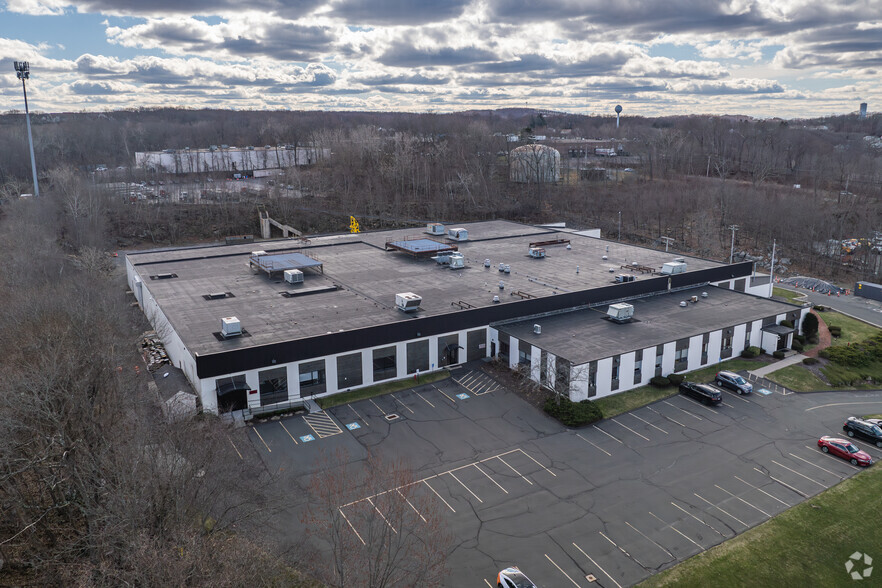 562 Captain Neville Dr, Waterbury, CT en alquiler - Foto del edificio - Imagen 3 de 6