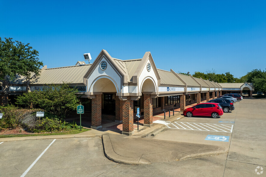 2441-2485 Forest Park Blvd, Fort Worth, TX en alquiler - Foto del edificio - Imagen 1 de 20