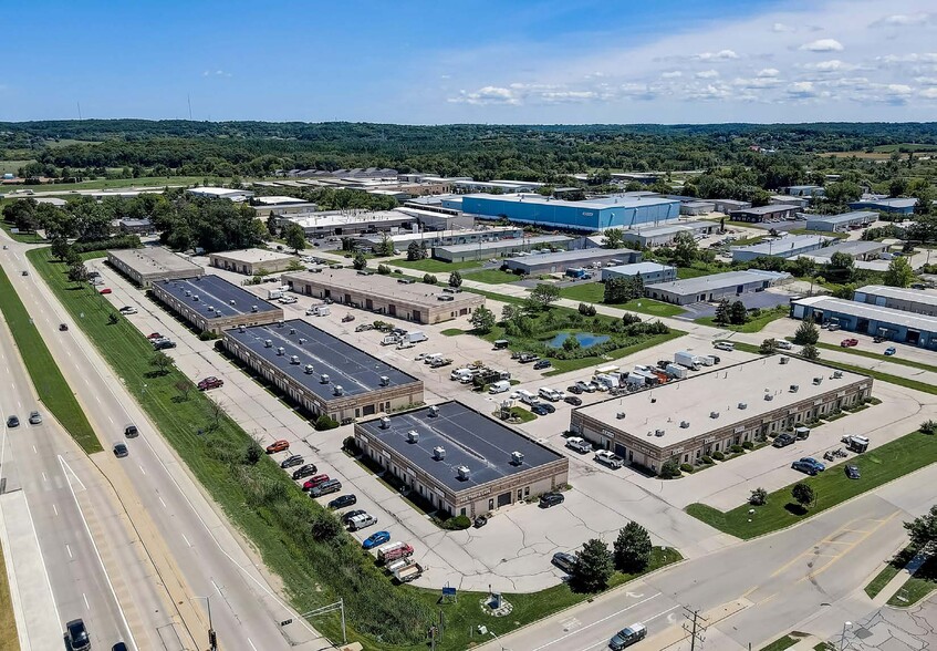 400 Travis Ln, Waukesha, WI en alquiler - Foto del edificio - Imagen 2 de 6