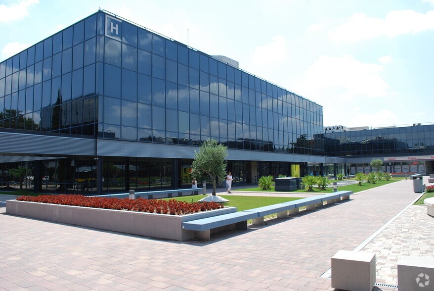 Avenida Castilla, 2, San Fernando de Henares, Madrid en alquiler - Foto del edificio - Imagen 3 de 11