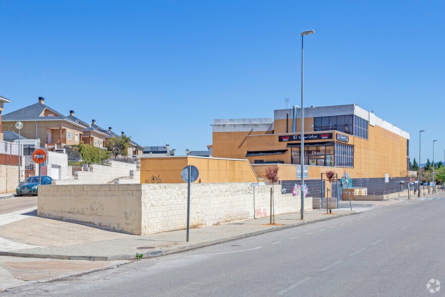 Local en Cabanillas del Campo, Guadalajara en venta - Foto del edificio - Imagen 2 de 2