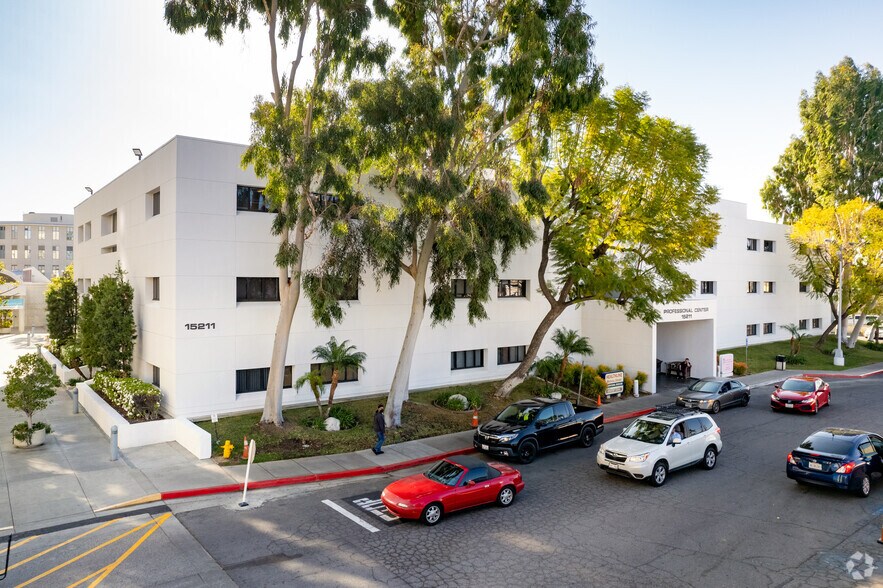 15211 Vanowen St, Van Nuys, CA en alquiler - Foto del edificio - Imagen 2 de 6