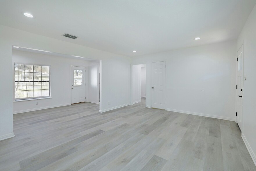 2028 W Ben White Blvd, Austin, TX en alquiler - Foto del interior - Imagen 2 de 17