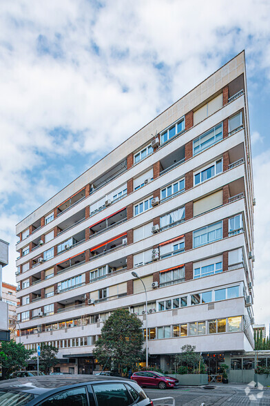 Calle del Doctor Fleming, 51, Madrid, Madrid en alquiler - Foto del edificio - Imagen 2 de 3