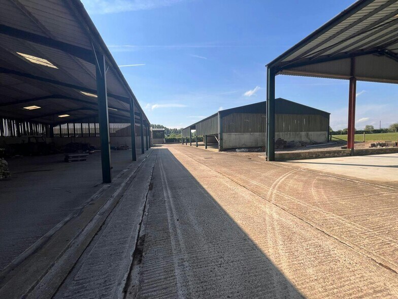 Cane End Ln, Aylesbury en venta - Foto del edificio - Imagen 2 de 11