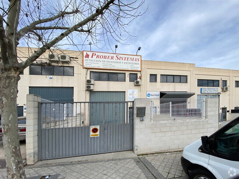 Calle de Juan de la Cierva, 13, Arroyomolinos, Madrid en venta - Foto del edificio - Imagen 2 de 3