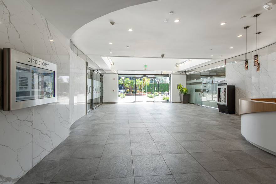 15400 Sherman Way, Van Nuys, CA en alquiler - Lobby - Imagen 2 de 4