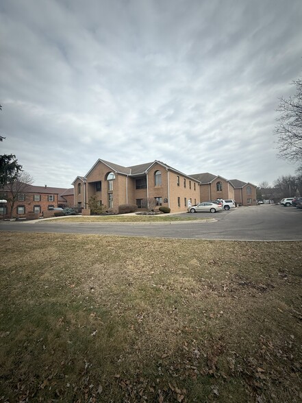 71 E Wilson Bridge Rd, Worthington, OH en venta - Foto del edificio - Imagen 3 de 6