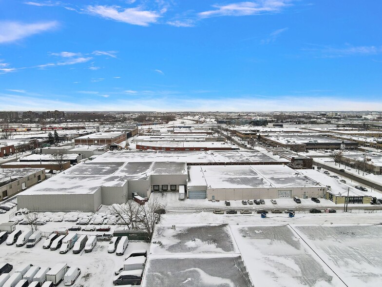 5660 Rue Ferrier, Mont-Royal, QC en alquiler - Foto del edificio - Imagen 1 de 3