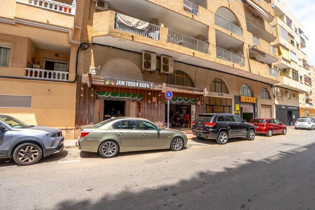 Más detalles de Carrer del Mar Báltico, 25, Torrevieja - Local en venta