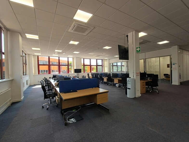 Gatwick Rd, Crawley en alquiler - Foto del edificio - Imagen 3 de 7