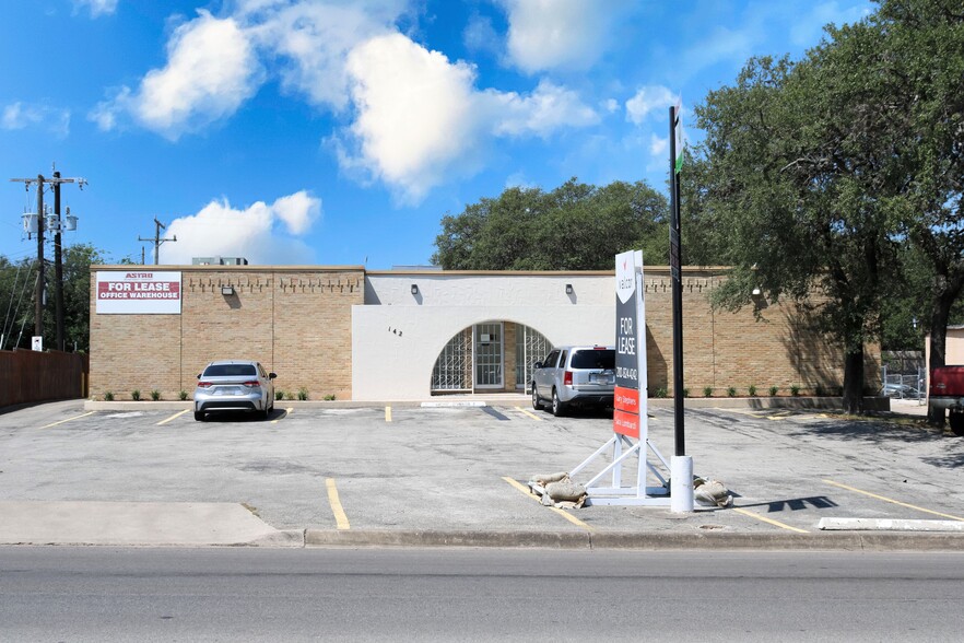 142 W Rhapsody Dr, San Antonio, TX en alquiler - Foto del edificio - Imagen 3 de 8