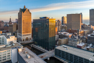 111 E Wisconsin Ave, Milwaukee, WI - vista aérea  vista de mapa