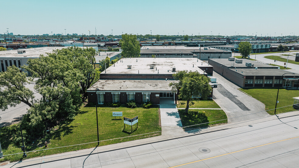 4800 Rue Hickmore, Saint-Laurent, QC en alquiler - Foto del edificio - Imagen 1 de 7