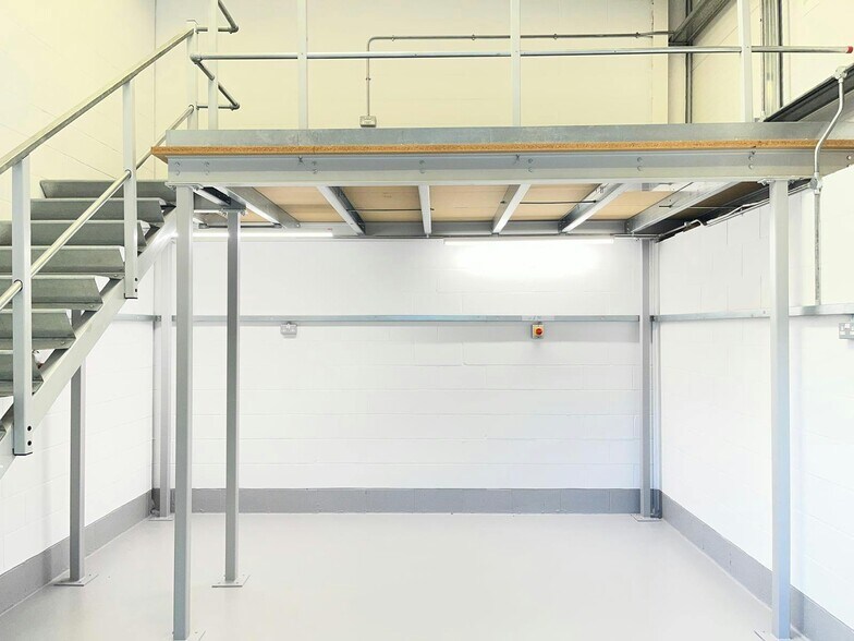 1 Smeaton Close, Aylesbury en venta - Foto del edificio - Imagen 2 de 9