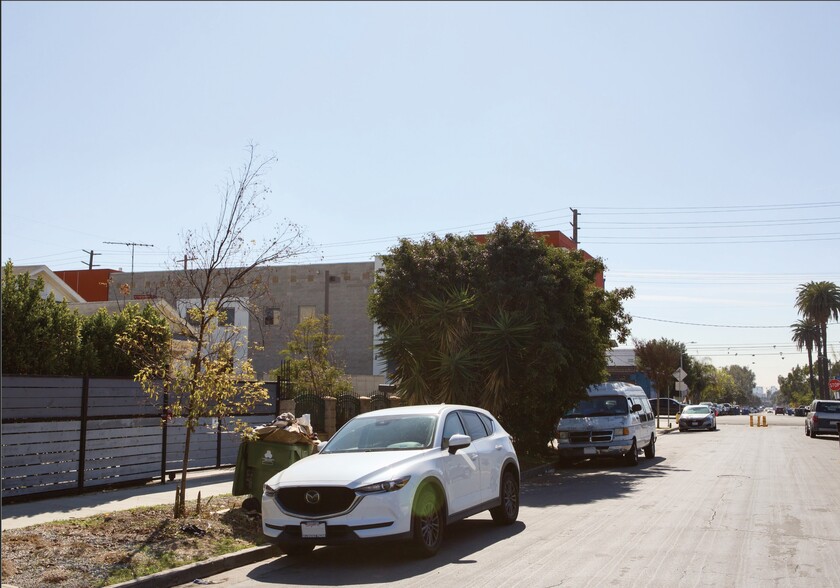 1114 N Heliotrope Dr, Los Angeles, CA en venta - Foto del edificio - Imagen 2 de 12