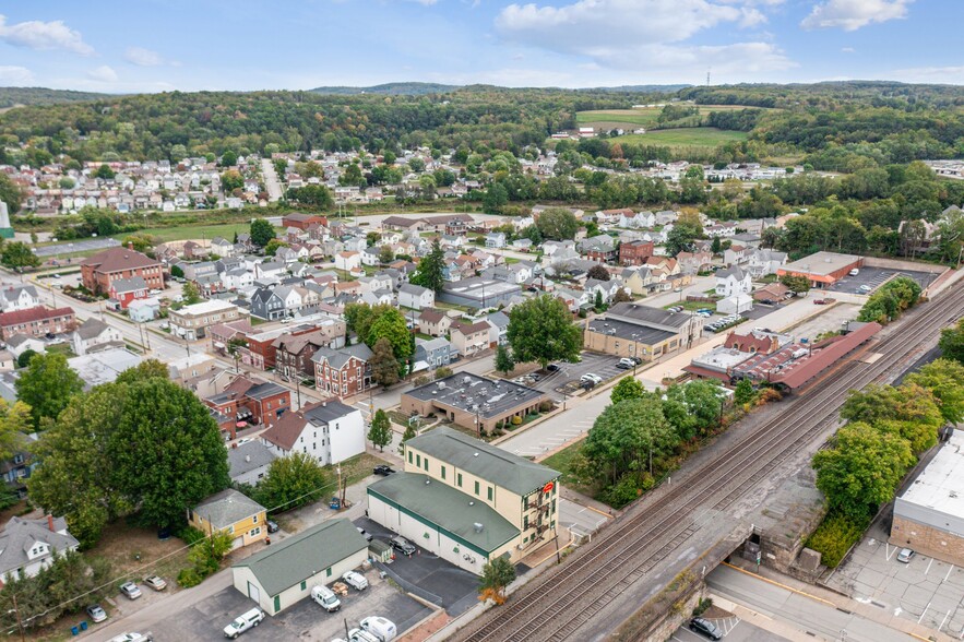 615 Ligonier St, Latrobe, PA en venta - Vista aérea - Imagen 3 de 22