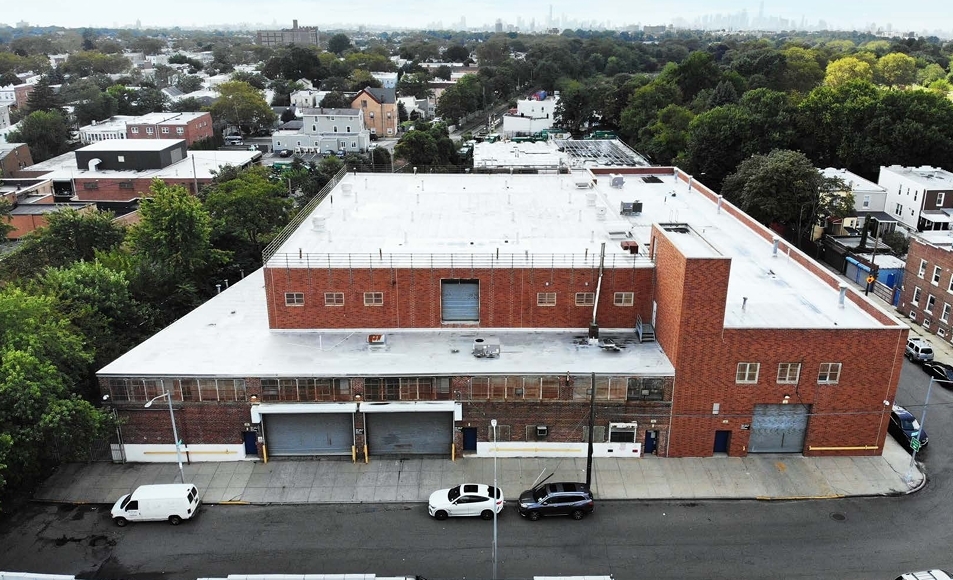 70-10 74th St, Middle Village, NY en alquiler - Foto del edificio - Imagen 1 de 8