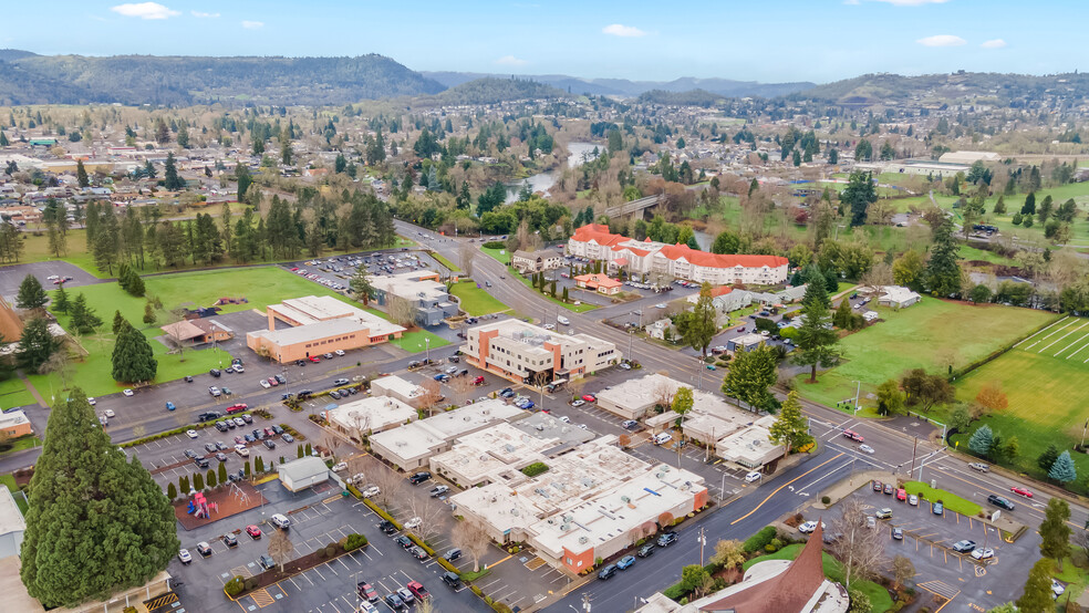 1813 W Harvard Ave, Roseburg, OR en venta - Foto del edificio - Imagen 1 de 9