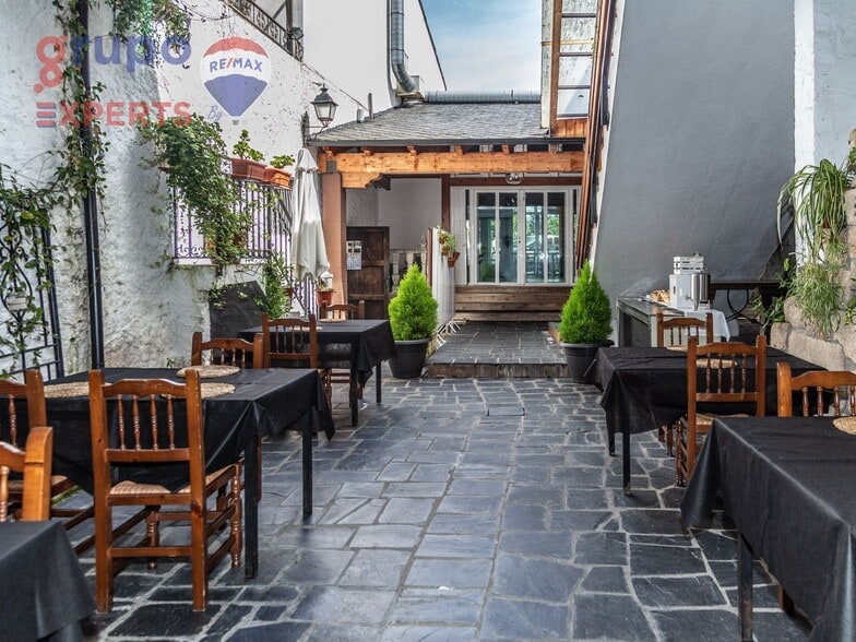 Local en Cacabelos en venta - Foto del edificio - Imagen 1 de 56