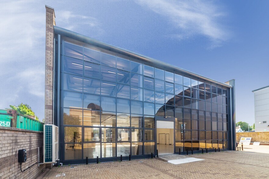 Oakcroft Rd, Chessington en alquiler - Foto del edificio - Imagen 1 de 3