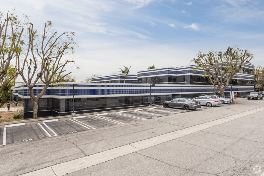 16461 Sherman Way, Van Nuys, CA en alquiler - Foto del edificio - Imagen 3 de 4