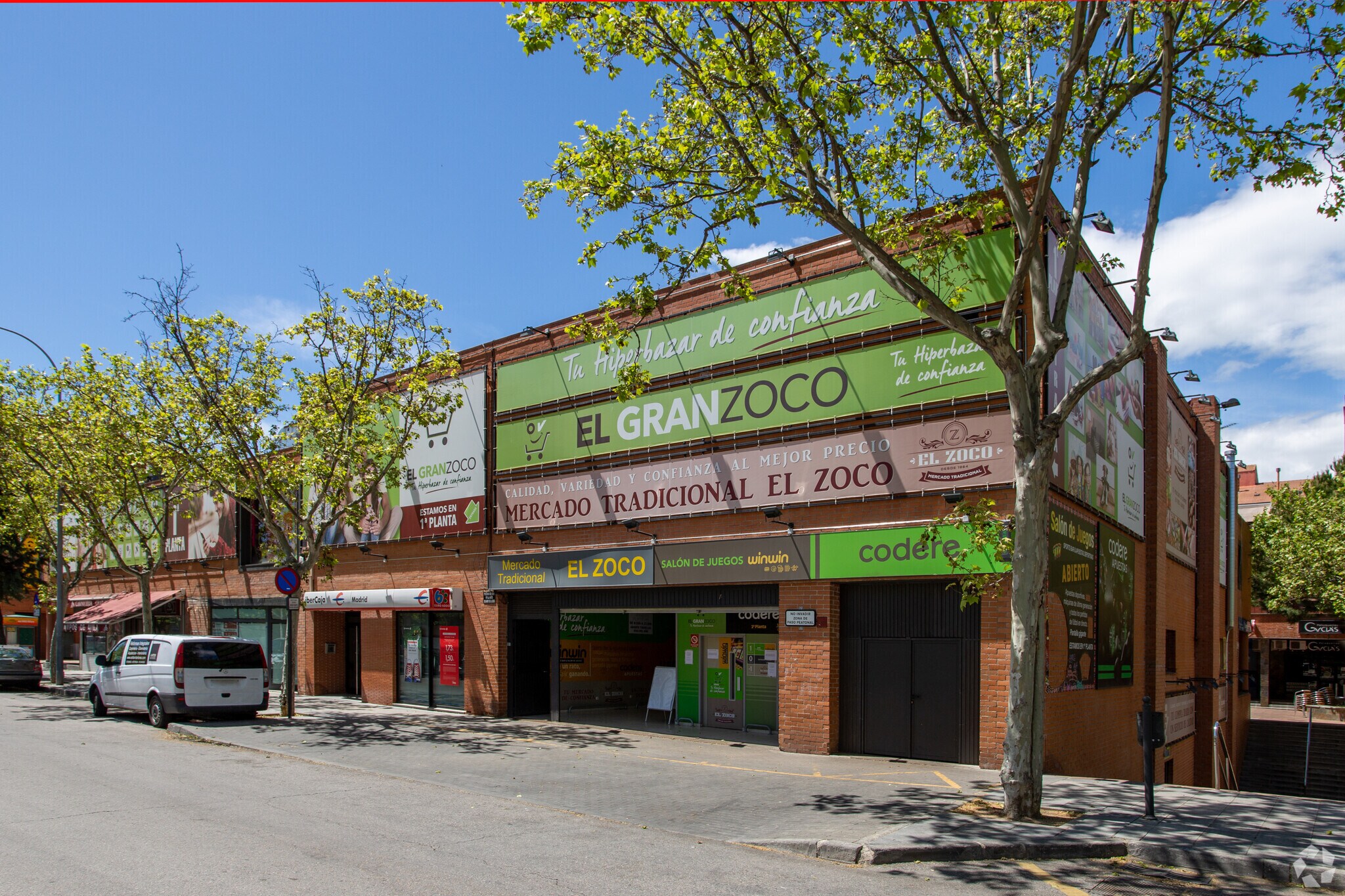 Local en Tres Cantos, Madrid en venta Foto principal- Imagen 1 de 3