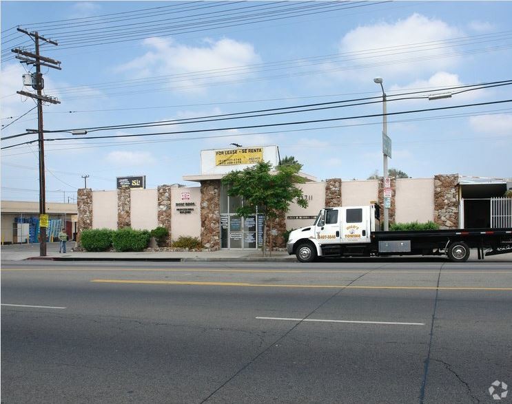 13711 Van Nuys Blvd, Pacoima, CA en alquiler - Foto del edificio - Imagen 1 de 5