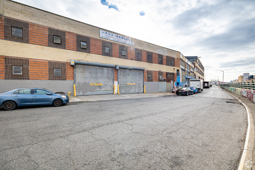 5718 Flushing Ave, Maspeth, NY en alquiler - Foto del edificio - Imagen 1 de 4