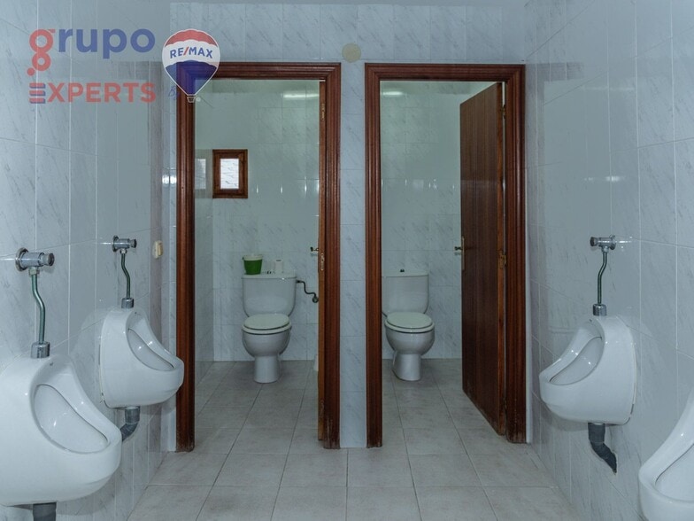 Local en Cacabelos en venta - Foto del edificio - Imagen 2 de 56