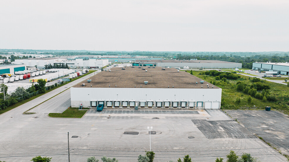 900 Pl Paul-Kane, Laval, QC en alquiler - Foto del edificio - Imagen 2 de 9