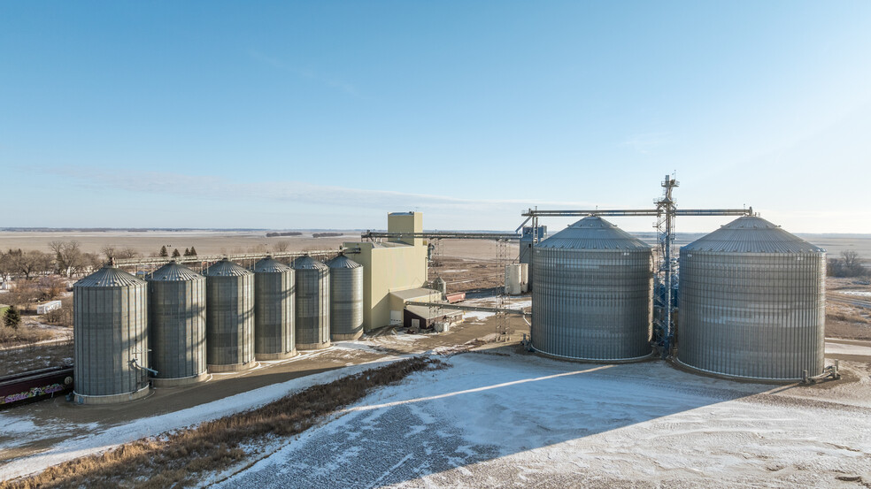 500 Railroad Ave, Sutton, ND en venta - Foto del edificio - Imagen 2 de 19