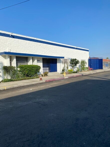 9281 Borden Ave, Sun Valley, CA en alquiler - Foto del edificio - Imagen 2 de 18