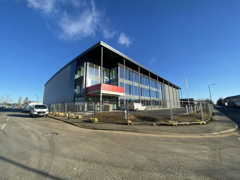 136 Edinburgh Av, Slough en alquiler - Foto del edificio - Imagen 2 de 2