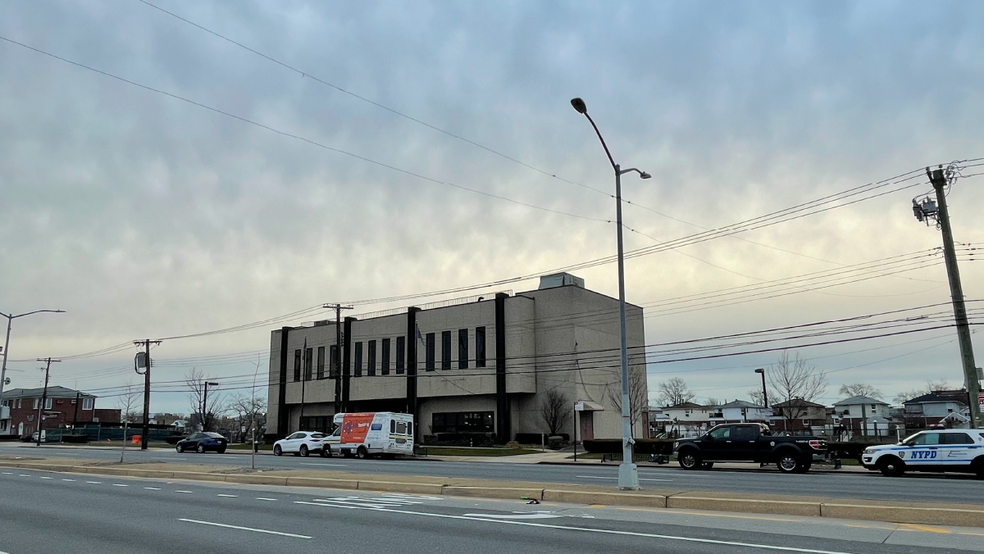 15829 Cross Bay Blvd, Howard Beach, NY en alquiler - Foto del edificio - Imagen 2 de 8