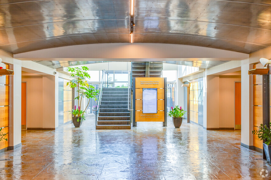 4664 Lougheed Hwy, Burnaby, BC en alquiler - Lobby - Imagen 3 de 11