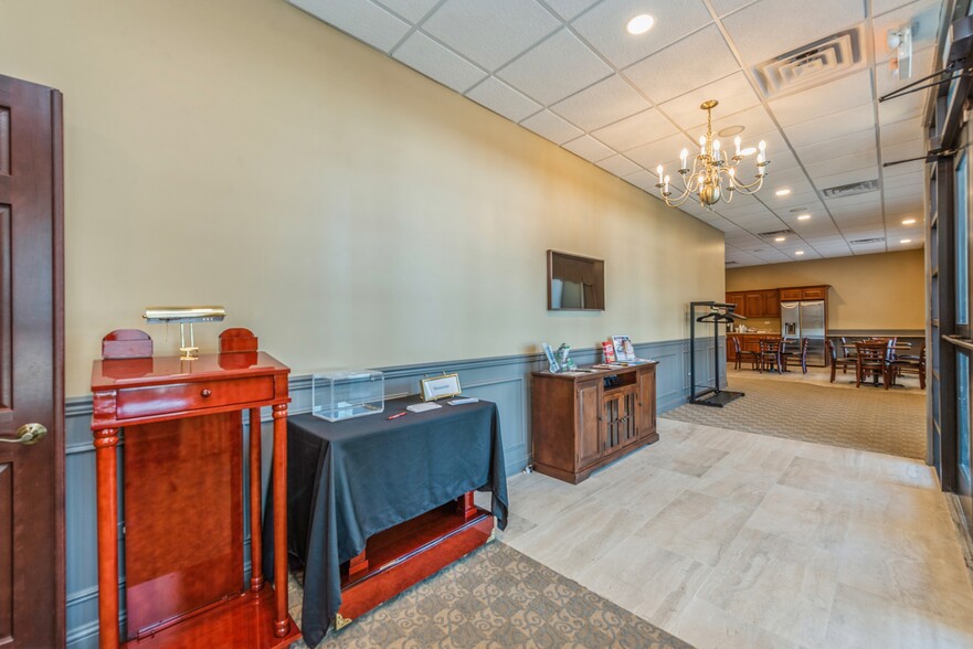 1745 S Eastwood Dr, Woodstock, IL en venta - Foto del edificio - Imagen 3 de 20