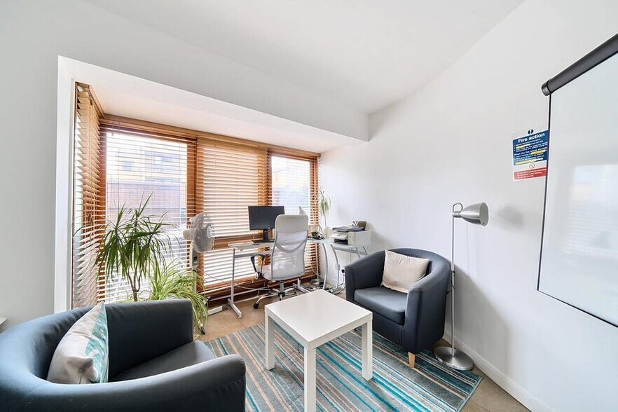 40 New Windsor St, Uxbridge en venta - Foto del edificio - Imagen 3 de 14