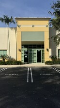 580-584 NW University Blvd, Port Saint Lucie, FL en alquiler Foto del edificio- Imagen 1 de 7