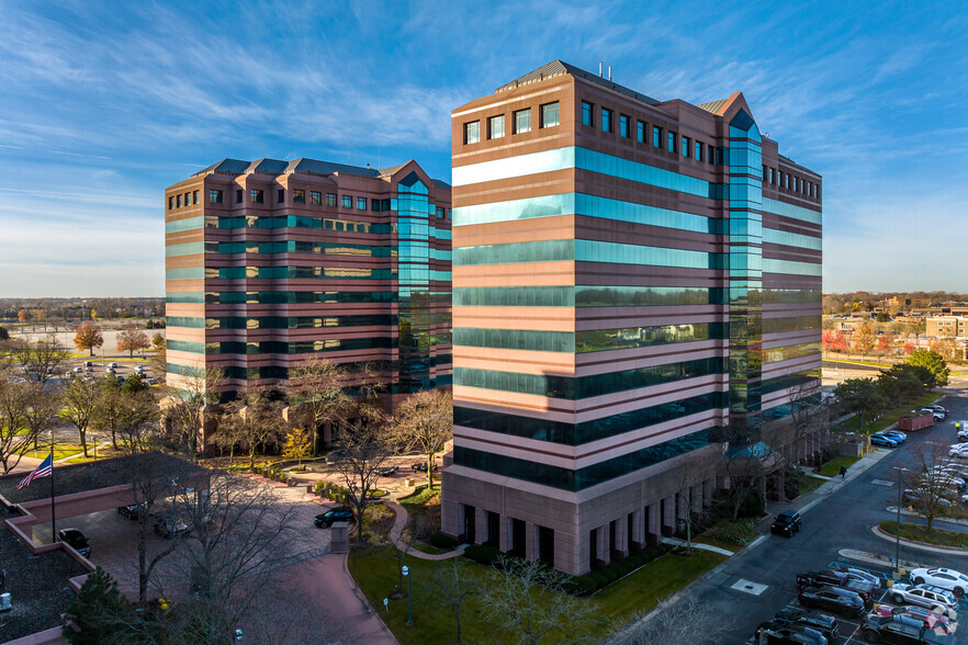 290 Town Center Dr, Dearborn, MI en alquiler - Foto del edificio - Imagen 3 de 12