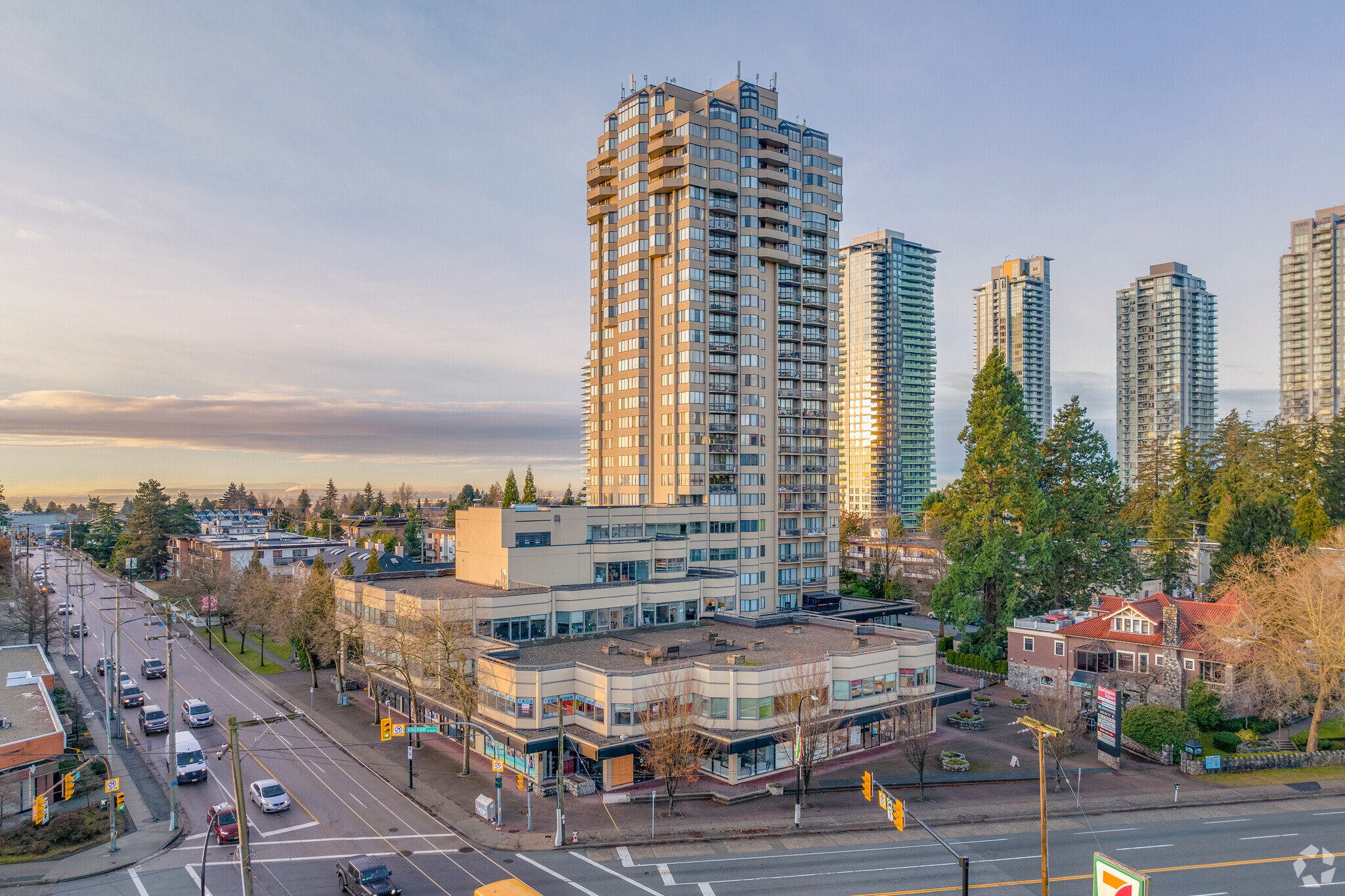 5172 Kingsway, Burnaby, BC en alquiler Foto del edificio- Imagen 1 de 8