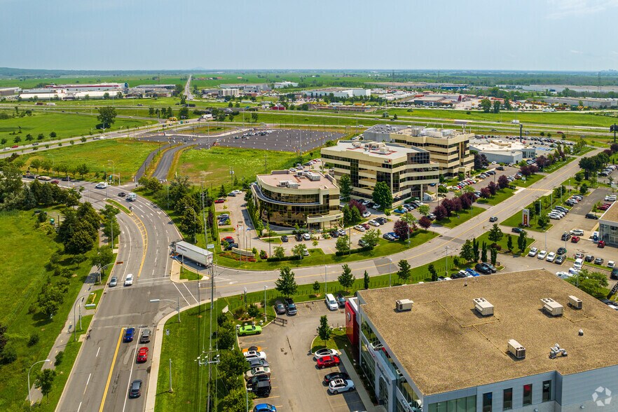 1590 Rue Ampère, Boucherville, QC en alquiler - Vista aérea - Imagen 3 de 6