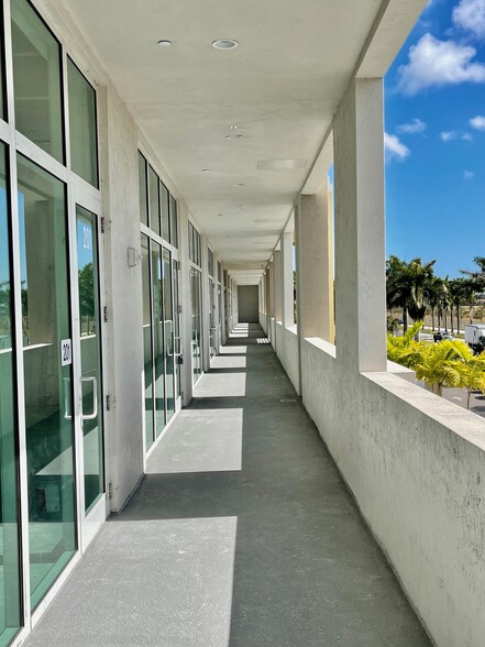 14221 SW 120th St, Miami, FL en alquiler - Foto del edificio - Imagen 3 de 7