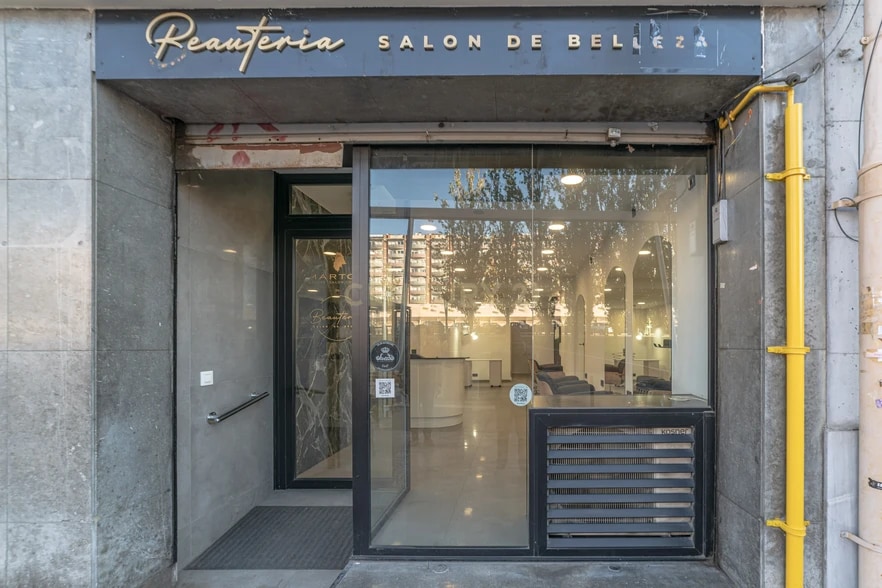 Edificio residencial en Barcelona, Barcelona en venta - Foto del edificio - Imagen 2 de 2